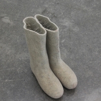 Pakkanen nipistelee / Pinch of Frost, 2010 (nuppineulat, pins)